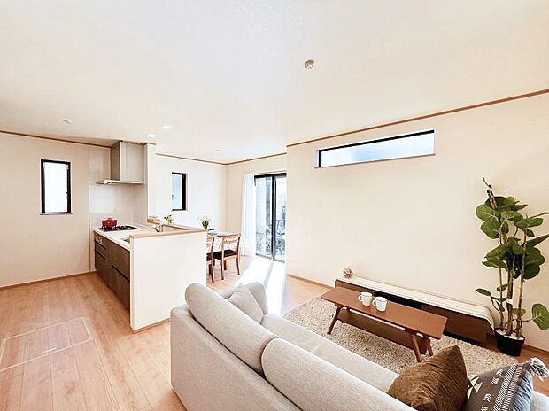 ご家族の賑やかな話し声で包まれる明るいリビング