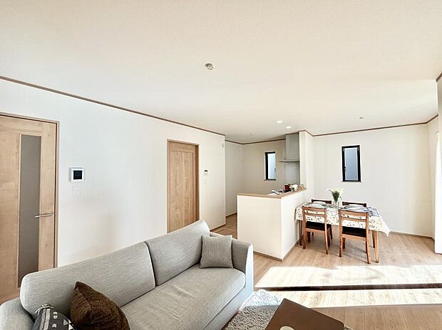 家族団らんの時間も増えそうなくつろぎのリビングダイニング。