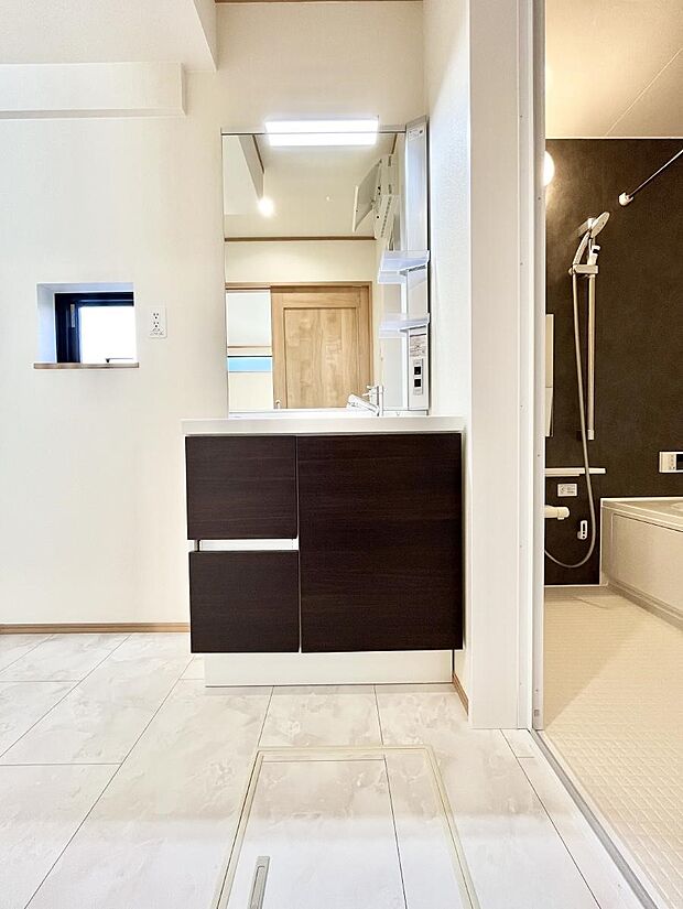 大きく見やすい鏡で清潔感ある洗面台は、身だしなみチェックや肌のお手入れにおすすめです。