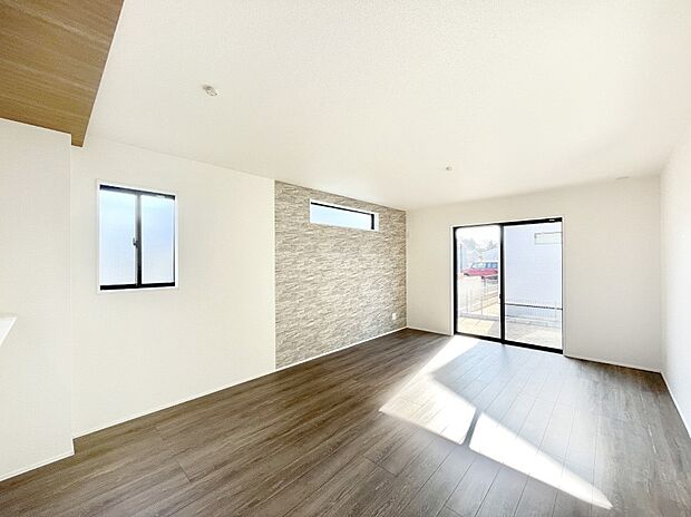 明るい陽光が注ぎ、寛ぎの雰囲気に満たされるダイニング。   