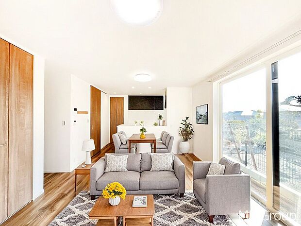 家族の和やかな会話が聞こえてきそう。開放感のあるリビングです。※家具はCGです  