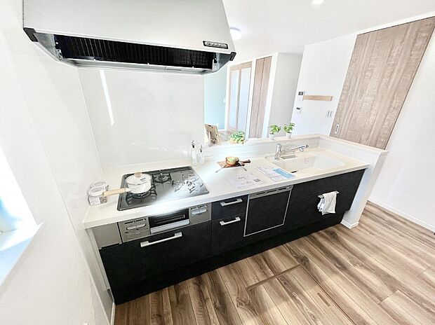 リビングで遊ぶお子様を見守りながらお料理ができる対面キッチン。  