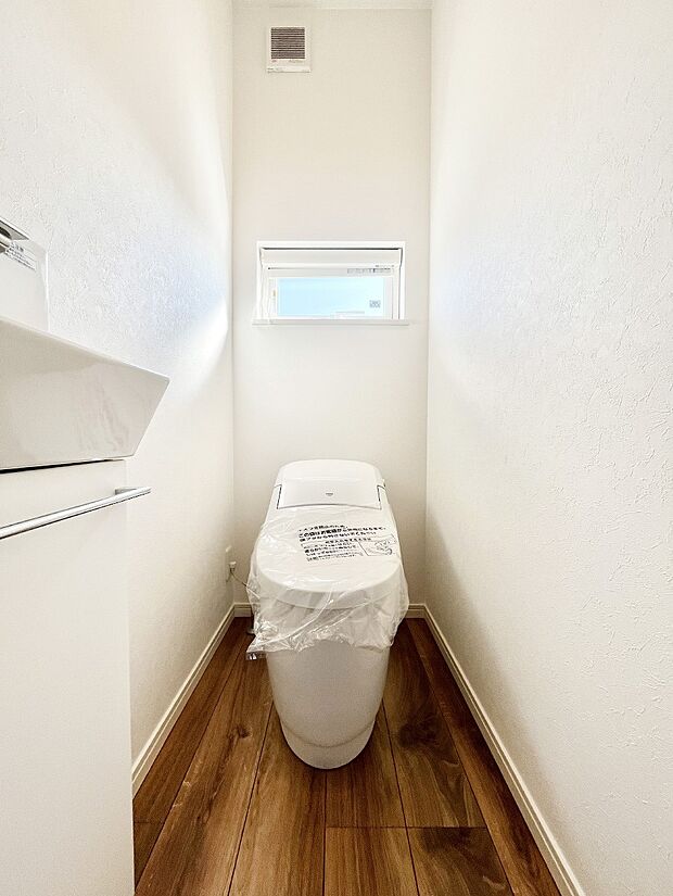 明るく清潔感のあるトイレです。   