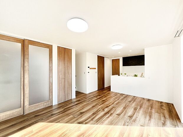 明るい陽光が注ぎ、寛ぎの雰囲気に満たされるダイニング。   