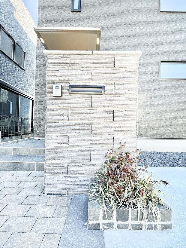 シンプルデザインのポスト。