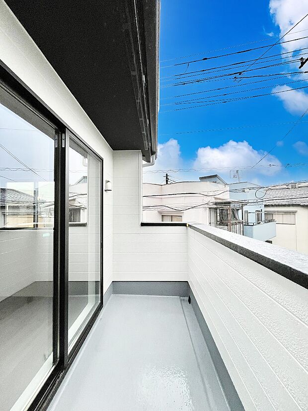ゆったりバルコニーだから沢山お洗濯ものを干せます。