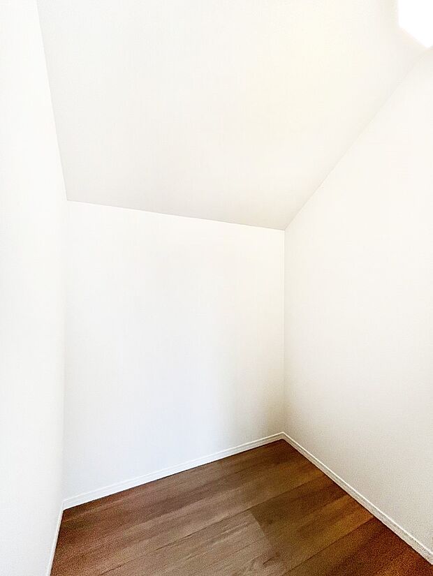 ウォークインクローゼット付きで生活空間を広く利用できます。