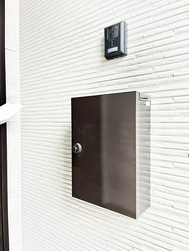 シンプルデザインのポスト。