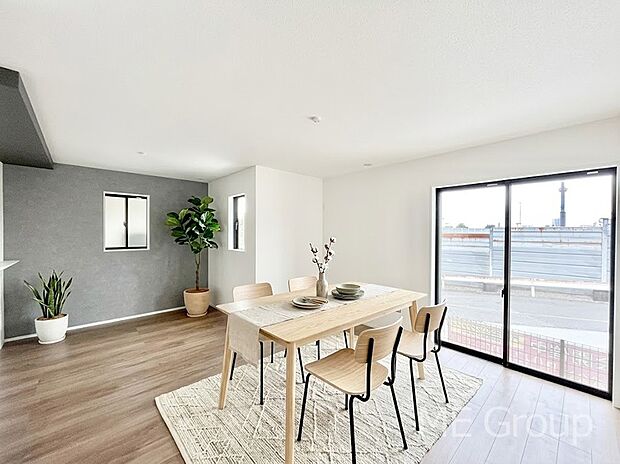 ご家族の賑やかな話し声で包まれる明るいリビング ※家具はCGです