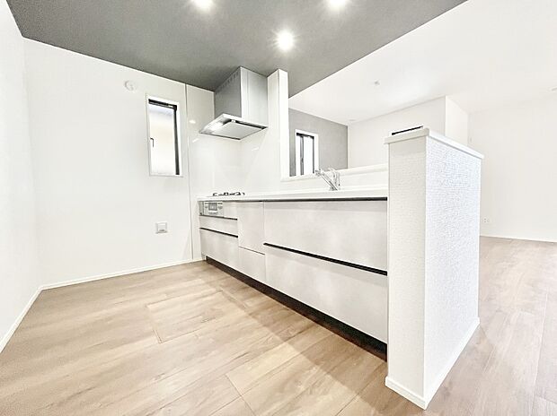 爽やかな風が通り抜けるキッチン。窓があるので明るく換気にも役立ちます。