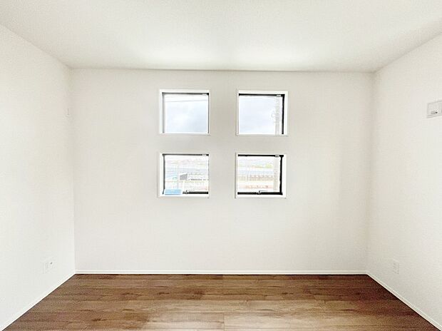 4つ並んだ窓がアクセントになっている洋室です。