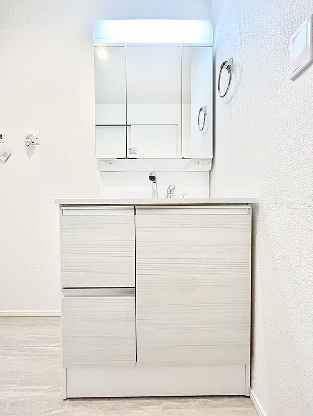 三面鏡の裏に、化粧品や衛生用品などを収納可能。洗面台をすっきりと保ちます!