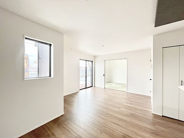 明るい陽光が注ぎ、寛ぎの雰囲気に満たされるダイニング。