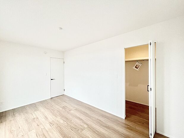 ウォークインクローゼットがあるお部屋!季節ごとの入れ替えも不要で便利です。