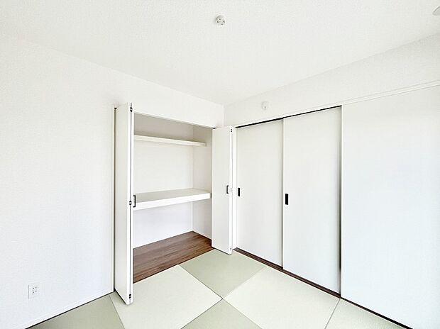 リビングと隣り合っている和室。ほっと一息できる和の空間も忘れずに。