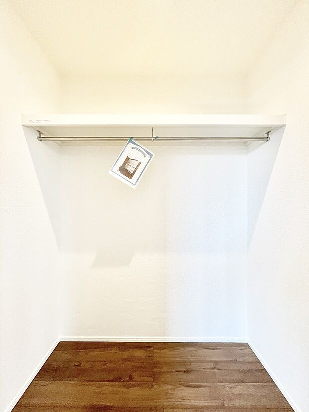 ウォークインクローゼット付きで生活空間を広く利用できます。