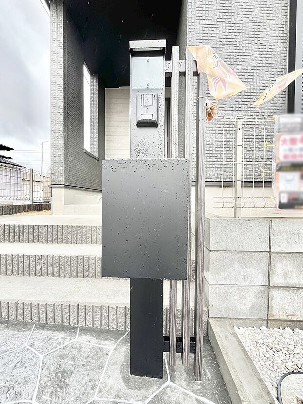 シンプルデザインのポスト。