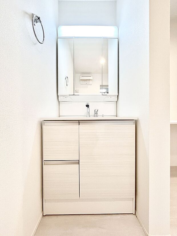 大きく見やすい三面鏡で清潔感ある洗面台は、身だしなみチェックや肌のお手入れにおすすめです。 