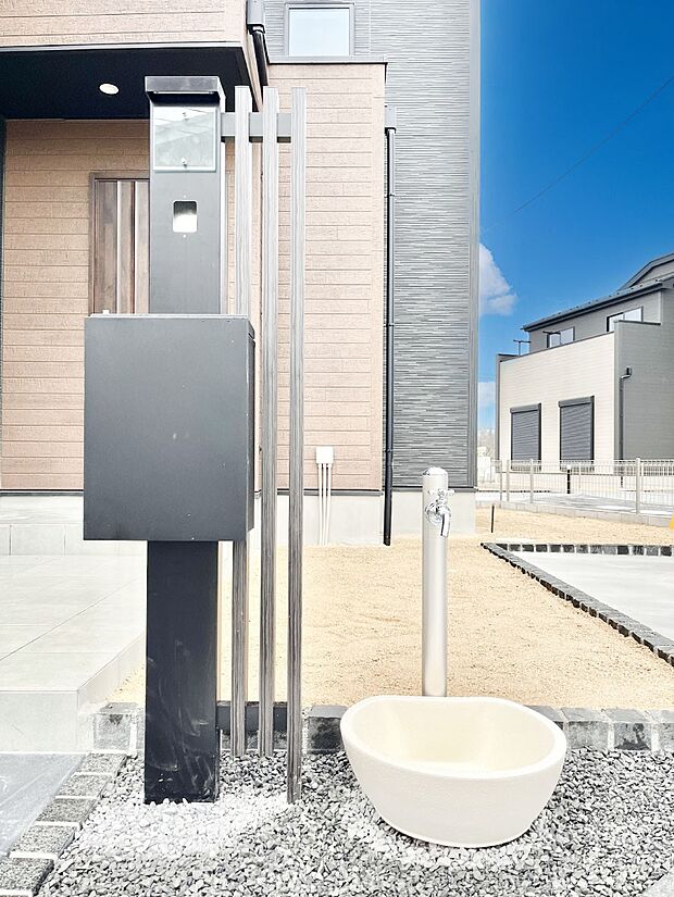 シンプルデザインのポスト。