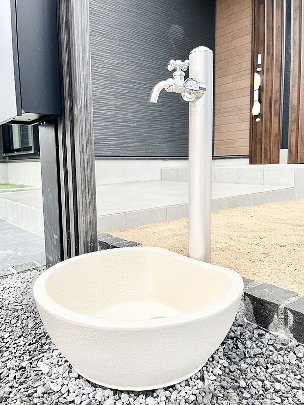 外水栓があると、庭のお手入れやちょっとした手洗い・洗車に便利です！ 