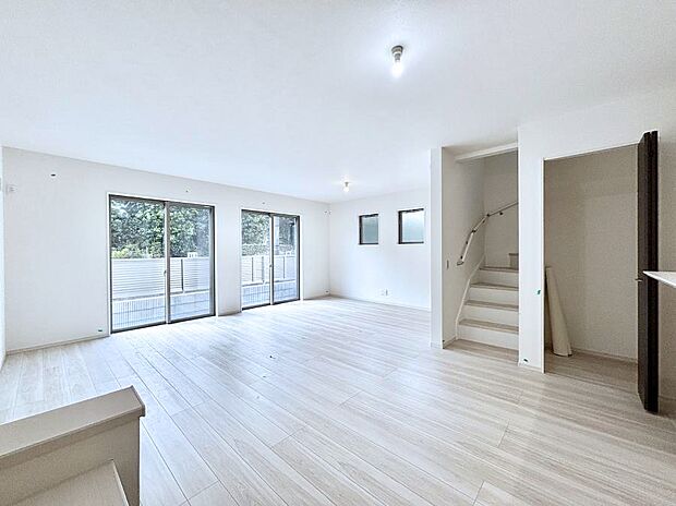 大きな窓からたっぷりの陽光と風を感じられるリビング