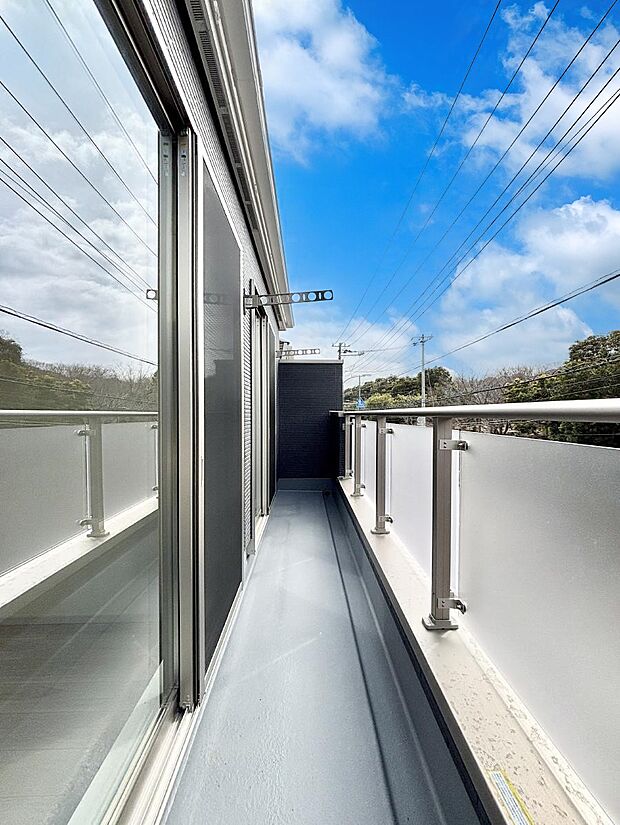 ゆったりバルコニーだから沢山お洗濯ものを干せます。