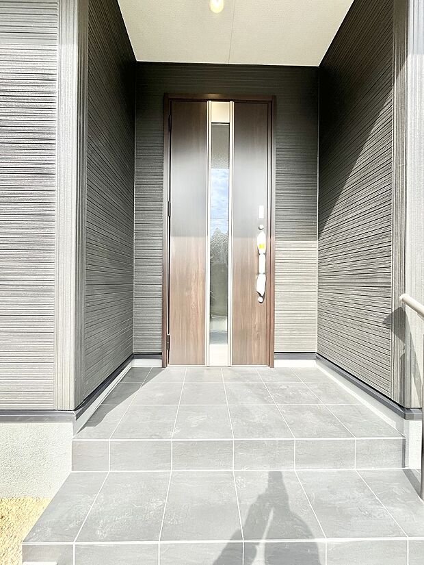 玄関前は雨が降っても濡れにくい屋根付き