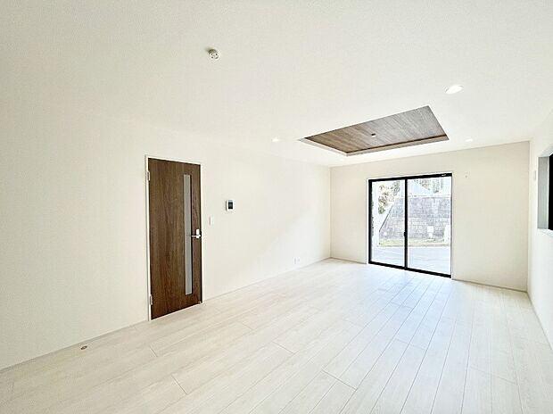 明るい陽光が注ぎ、寛ぎの雰囲気に満たされるリビング・ダイニング。