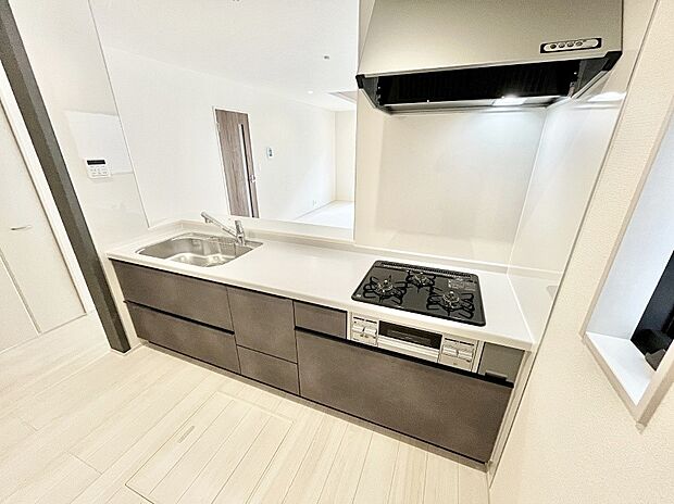 カウンター越しに楽しいおしゃべり。いつものお料理がもっと美味しくなりそうですね。