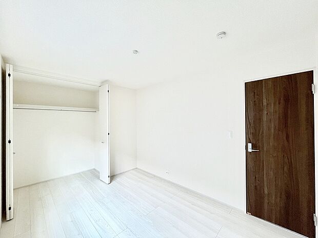 お子さまのお部屋としても!衣類の整理整頓に便利なクローゼット付きの洋室。