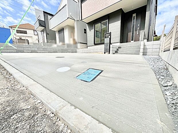 2台(車種による)駐車可!ご家族みんなの自転車も置ける広々カースペース。