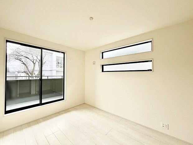 バルコニーが開放感をプラスしてくれる洋室