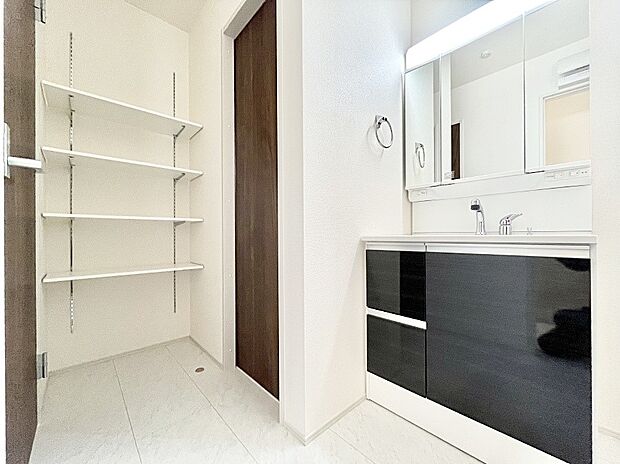 リネン庫がありタオル類や洗剤などストックを収納するのに便利です。