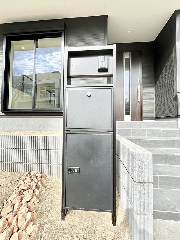 表札・インターホン・ポスト・宅配BOXをひとつに集約。エントランスになじむシンプルデザイン。