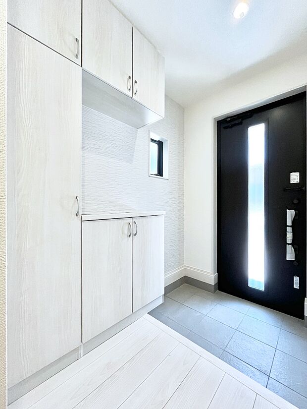 飾り棚を利用して、お越しいただくお客様をおもてなしできます。