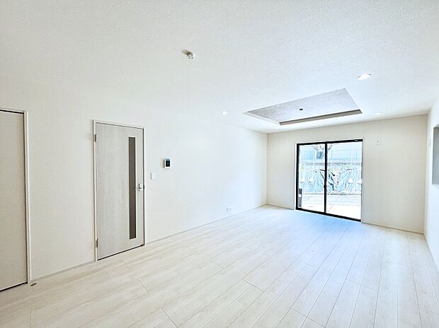 大きな窓からたっぷりの陽光と風を感じられるリビング