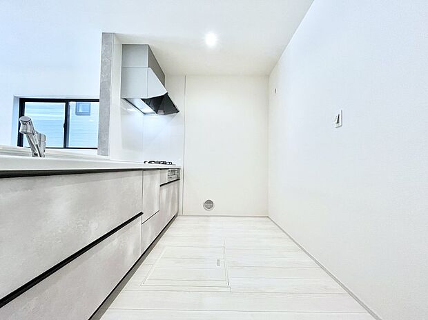 爽やかな風が通り抜けるキッチン。窓があるので明るく換気にも役立ちます。