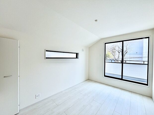 明るいバルコニーサイドに洋室を設置。目覚めの良い寝室に。