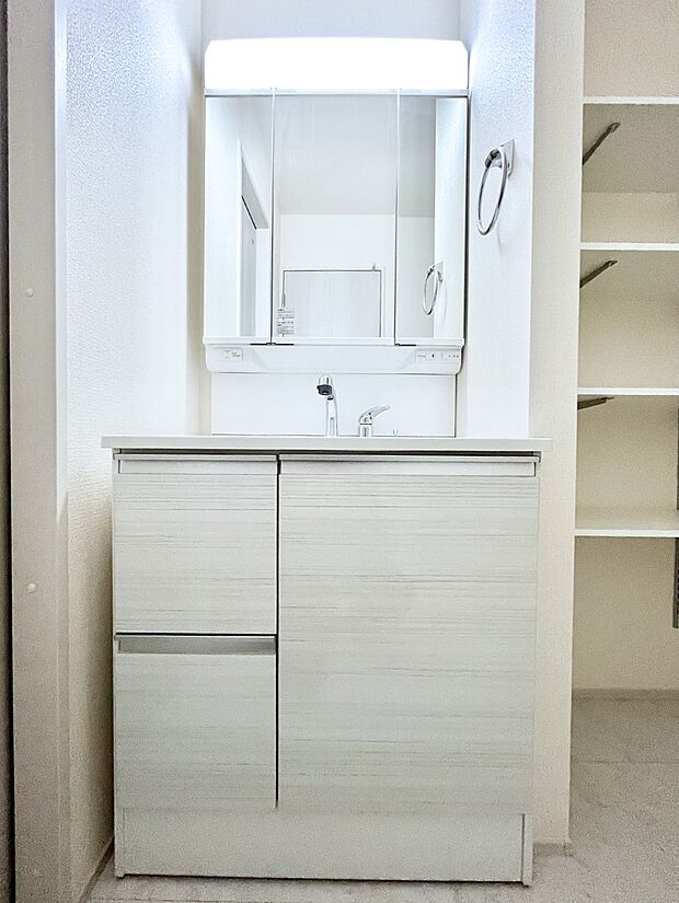 大きく見やすい三面鏡で清潔感ある洗面台は、身だしなみチェックや肌のお手入れにおすすめです。