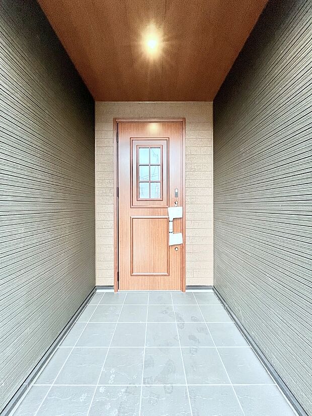 シンプルで落ち着いた雰囲気の玄関でご家族やお客様をお出迎え!