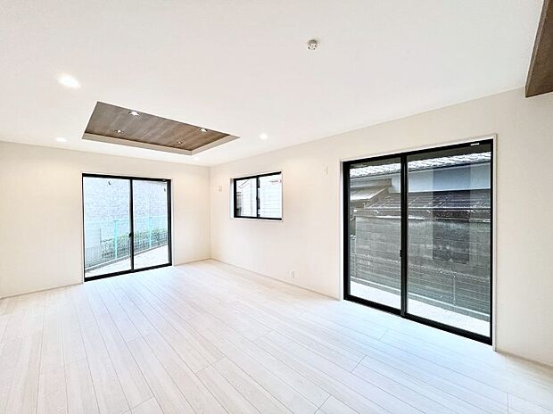 明るい陽光が注ぎ、寛ぎの雰囲気に満たされるリビング・ダイニング。