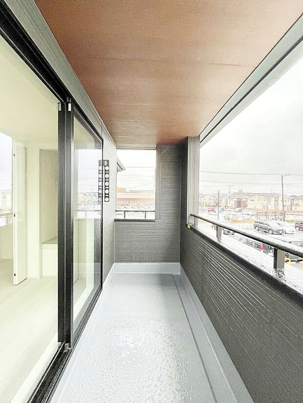 インナーバルコニーなので雨でも洗濯物を干す事が出来て、風通しがあるので乾きが良く、物干しスペースとして重宝します。