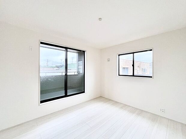 バルコニーが開放感をプラスしてくれる洋室