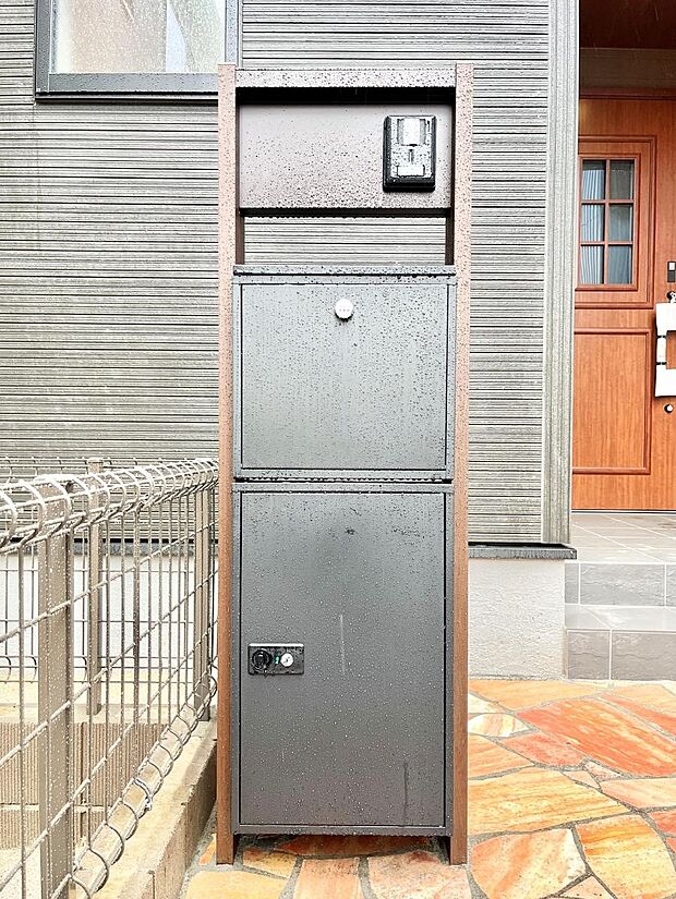 外観「宅配ボックス」 時間を気にせず宅配物をいつでも安全に受け取れます。