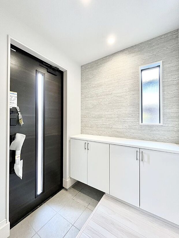 ガラススリットの入った玄関ドアが室内に光を届けてくれます