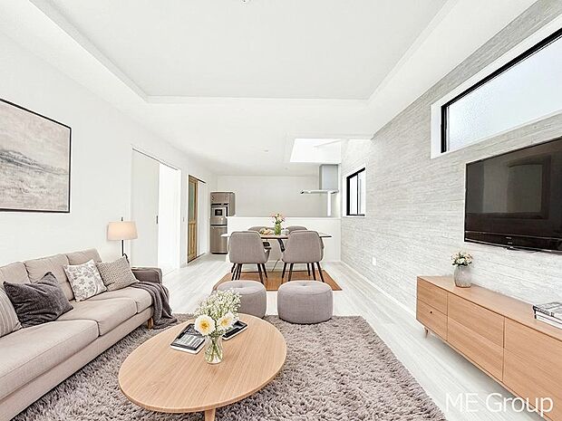 ご家族の賑やかな話し声で包まれる明るいリビング ※家具はCGです