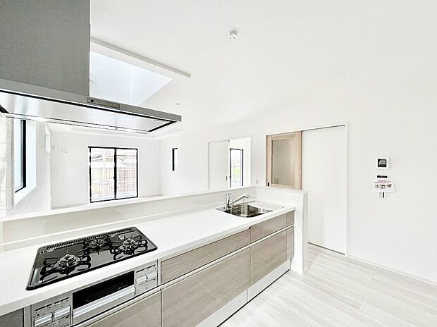 料理をしながらでもご家族との会話を楽しめる対面キッチン