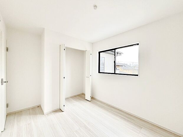 やさしい光がさしこむ居室はしっかり収納付き