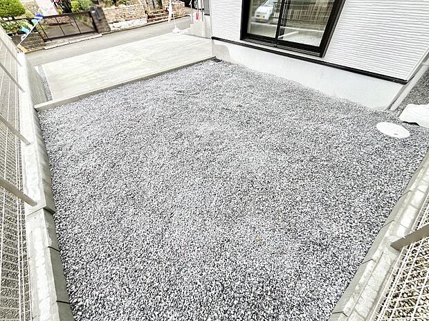 住まいに明るい光と開放感を演出してくれる庭スペース付き!