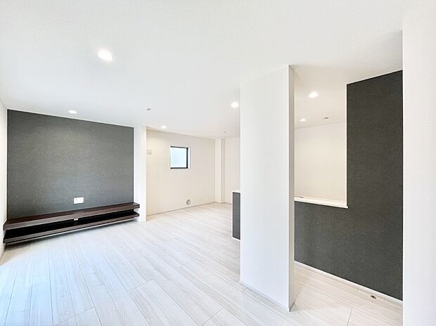 アクセントクロスがお洒落なリビング。家族でのんびりくつろげる広々スペース。